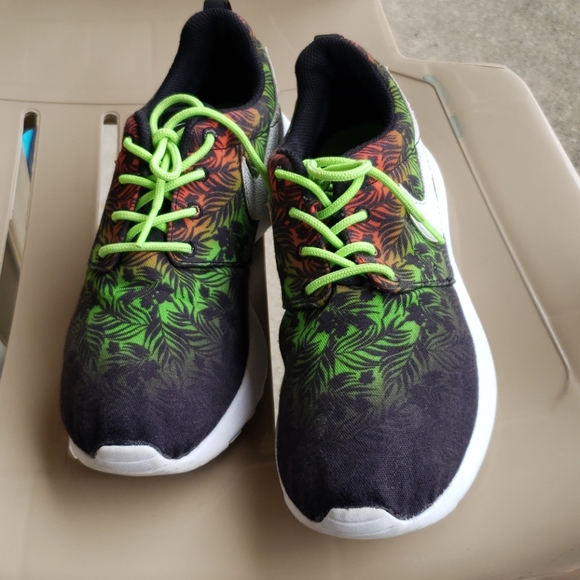 Nike Roshe One Palm Tree Print Sneakers - Picture 10 of 13